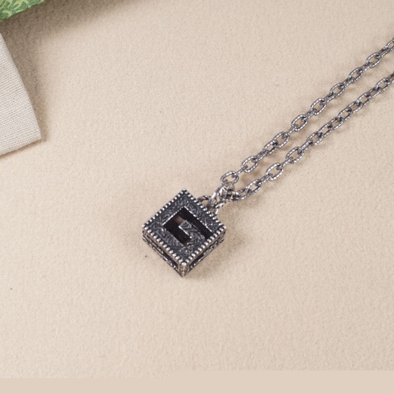 G*u*i necklaces